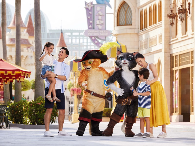 家族みんなでユニバーサル・スタジオ・シンガポールを満喫している様子