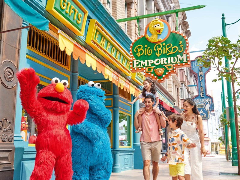 家族みんなでユニバーサル・スタジオ・シンガポールを満喫している様子