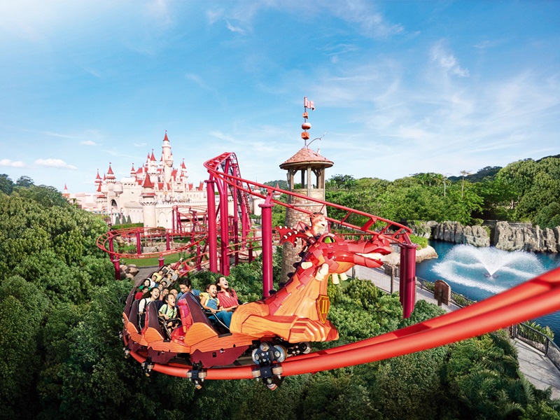 シンガポール限定の絶叫ジェットコースターでスリルを味わう参加者