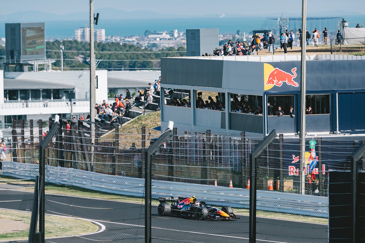 【現地レポート】JTB初！「2026 F1日本グランプリ」より「レッドブルVIPラウンジ『Red Bull Front Row』観戦ツアー」の提供をスタート
