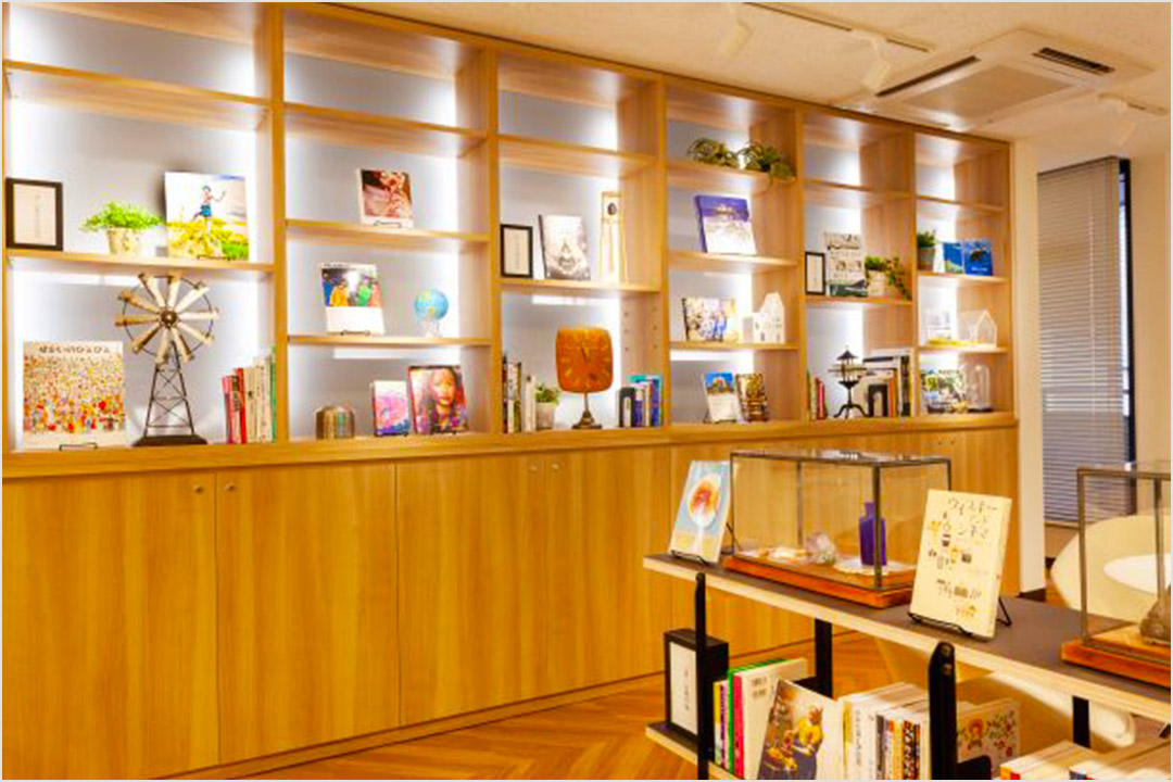 店内には書籍がたくさんあります