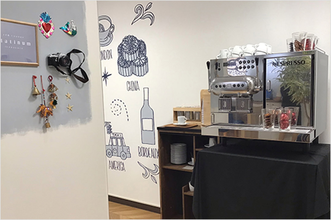 コーヒーを飲みながら、落ち着いた空間でご相談を承ります