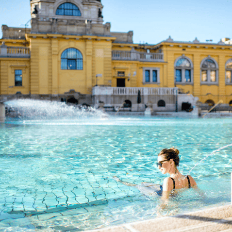 心も体も満たされる、癒しの楽園。世界の絶景温泉へ