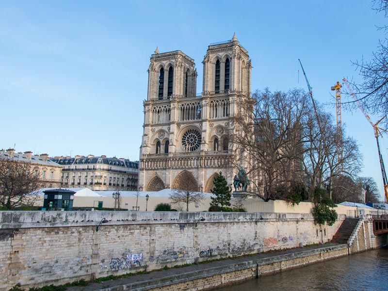 鐘の音がつむぐ歴史物語 パリ・ノートルダム大聖堂とフランス北部の瀟洒な街を訪ねて8日間